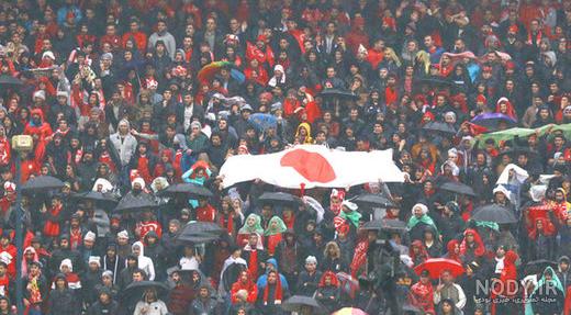 عکس طرفداران استقلال با پرچم ژاپن